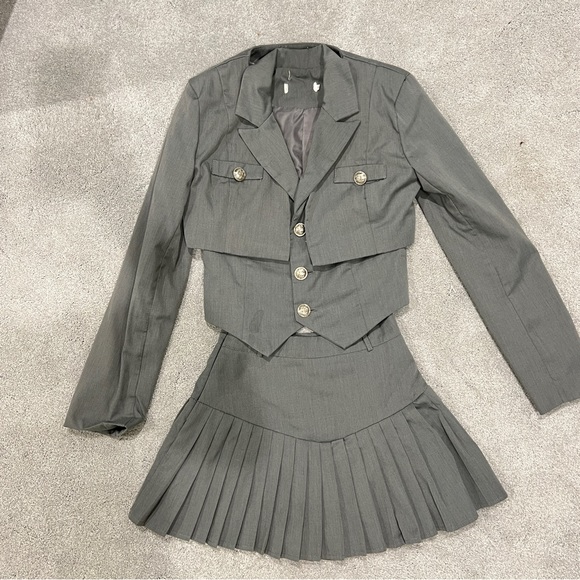 JK Uniform Suit: Lapel Collar Crop Blazer / Vest / High Rise Pleated Skirt - Picture 3 of 6